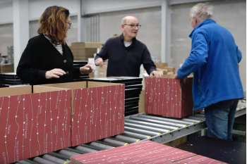 Kerstpakketten worden ingepakt